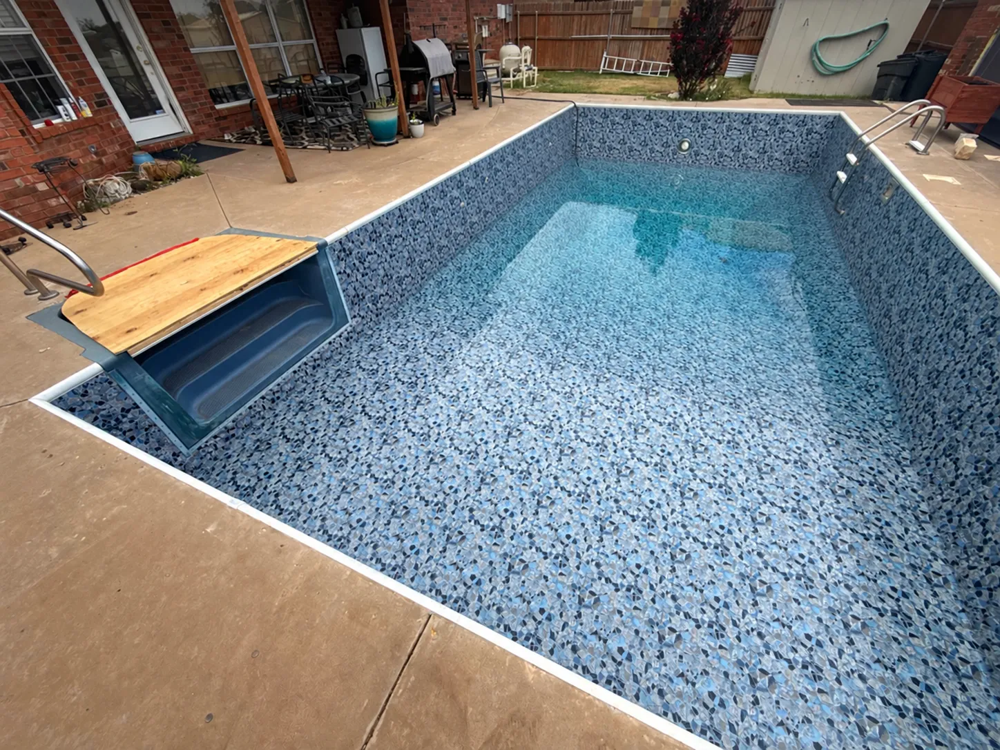 Patterned vinyl liner and steps in a partially filled pool